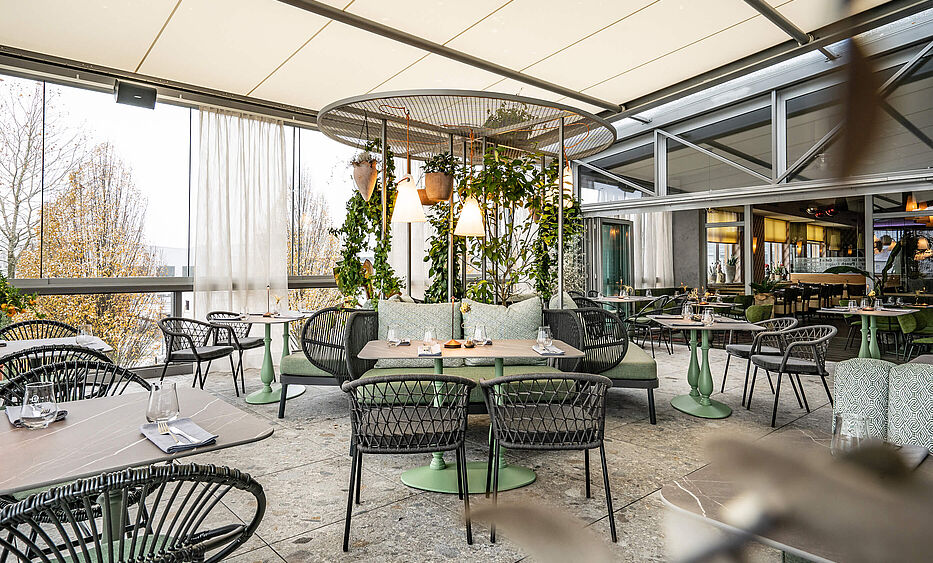 Überblick über den neu gestalteten Außenbereich in Eggelsberg bei dem Bar, Café Sam's