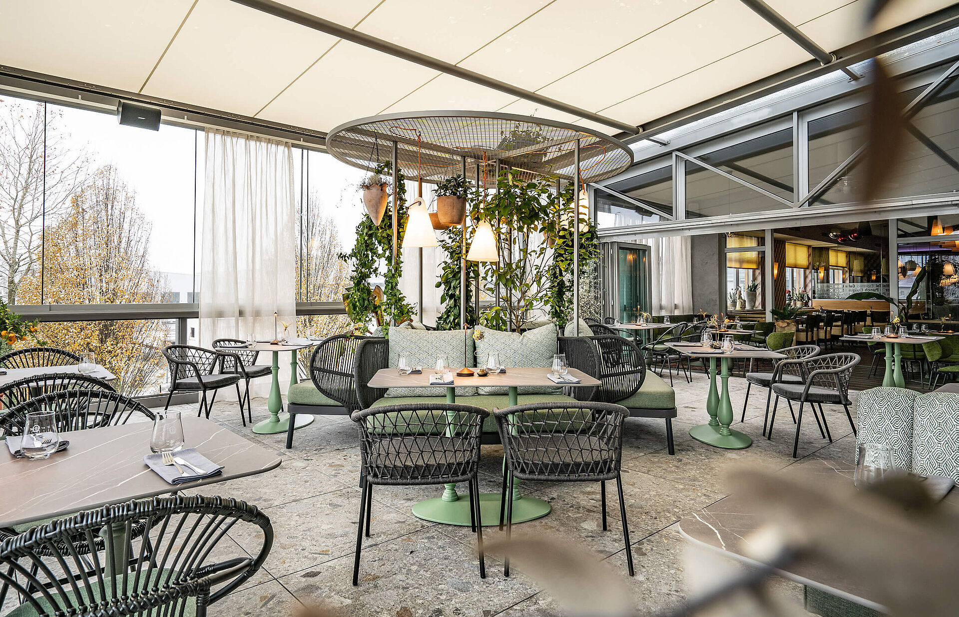 Überblick über den neu gestalteten Außenbereich in Eggelsberg bei dem Bar, Café Sam's