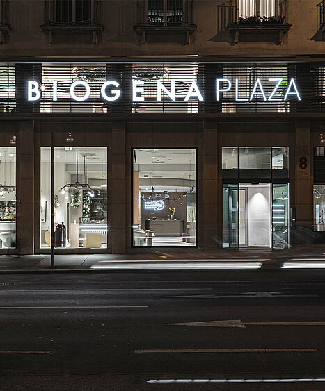 Die neu überarbeitete Biogena Plaza Gebäudefassade direkt gegenüber der Wiener Staatsoper