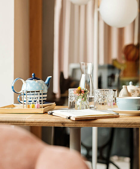 Ein Frühstückstisch mit einer Teekanne, Tassen und einem Teller - im Gwölb in Vorchdorf