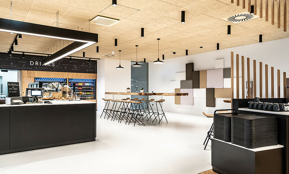 Ausgabebereich der Kantine im B&R Campus in Eggelsberg, Einrichtung und Planung des Mitarbeiterrestaurants von der id Werkstatt aus Vorchdorf