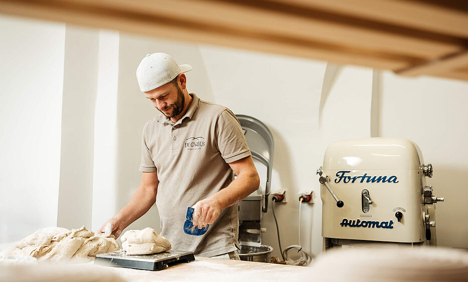 Herbert Helmberger bei der Arbeit als Bäcker in seiner eigenen Bäckerei in Vorchdorf