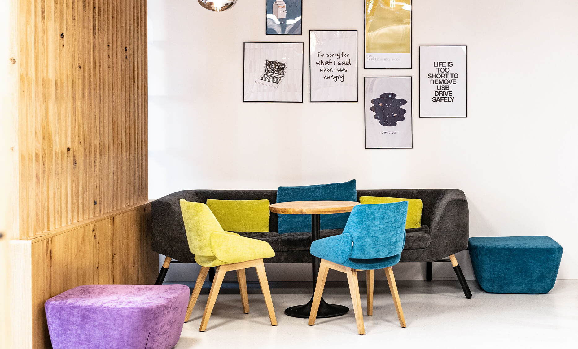 Sitzbereich im Mitarbeiterrestaurant im B&R Innovations- und Bildungscampus in Eggelsberg