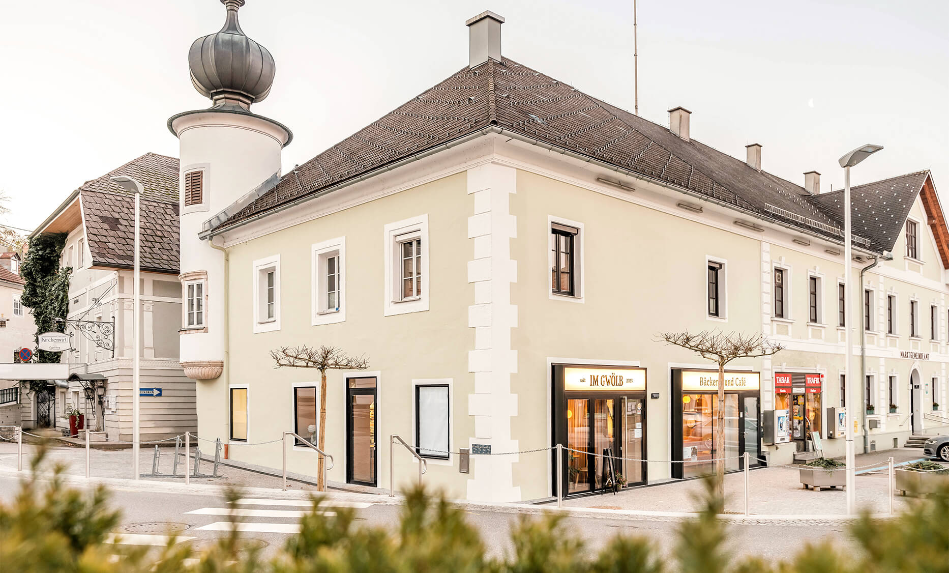 Außenansicht des Gebäudes mit der neuen Bäckerei "Im Gwölb" in Vorchdorf