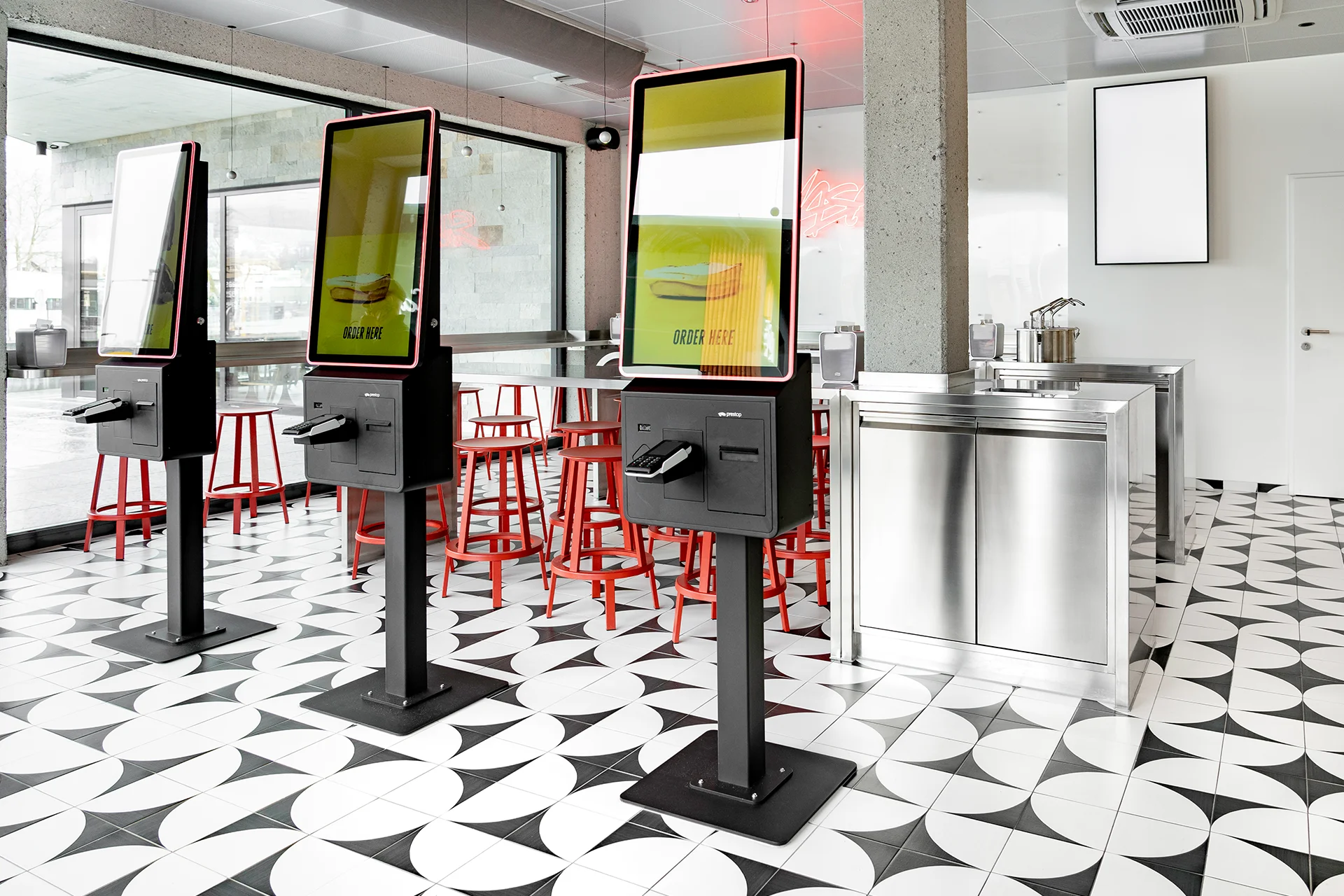 Digitale Bestellterminals und Abräumstationen aus Edelstahl in einem effizienten SB Restaurant Konzept