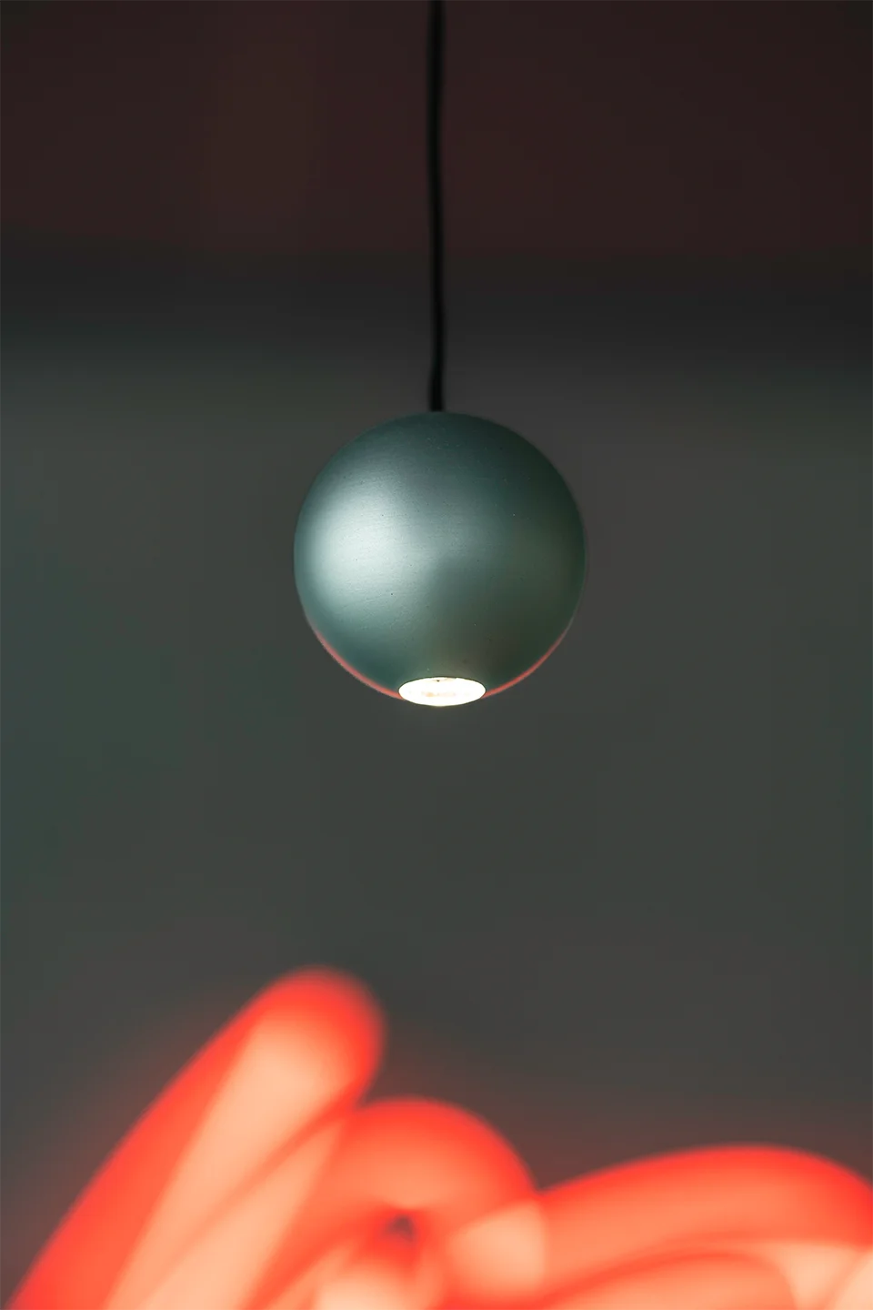 Hängelampen mit dekorativem Schirm und gezielter Lichtführung als Gestaltungselement im SB Restaurant