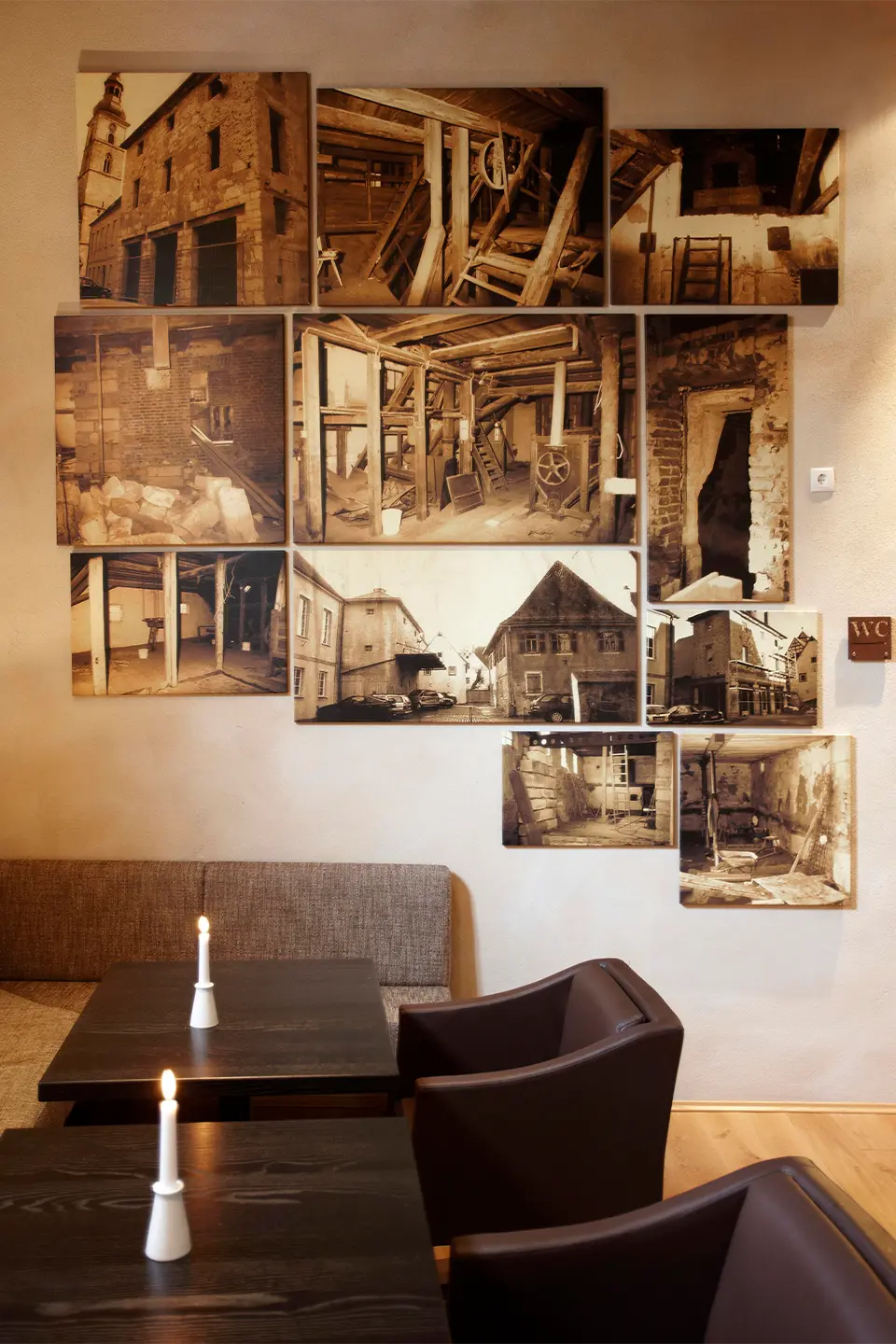 Collage aus Sepia-Fotografien, die den Originalzustand des Gebäudes vor dem Umbau dokumentieren, über einem mit Kerzen gedeckten Restauranttisch.