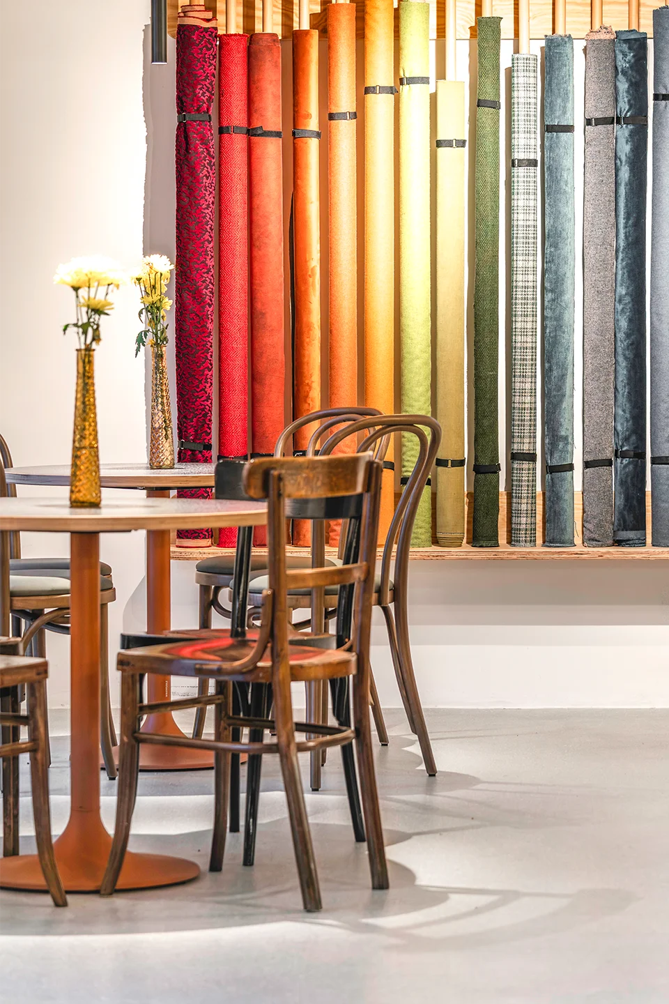 Stoffmuster in verschiedenen Farben als Teil eines Materialkonzepts in der Innenarchitektur