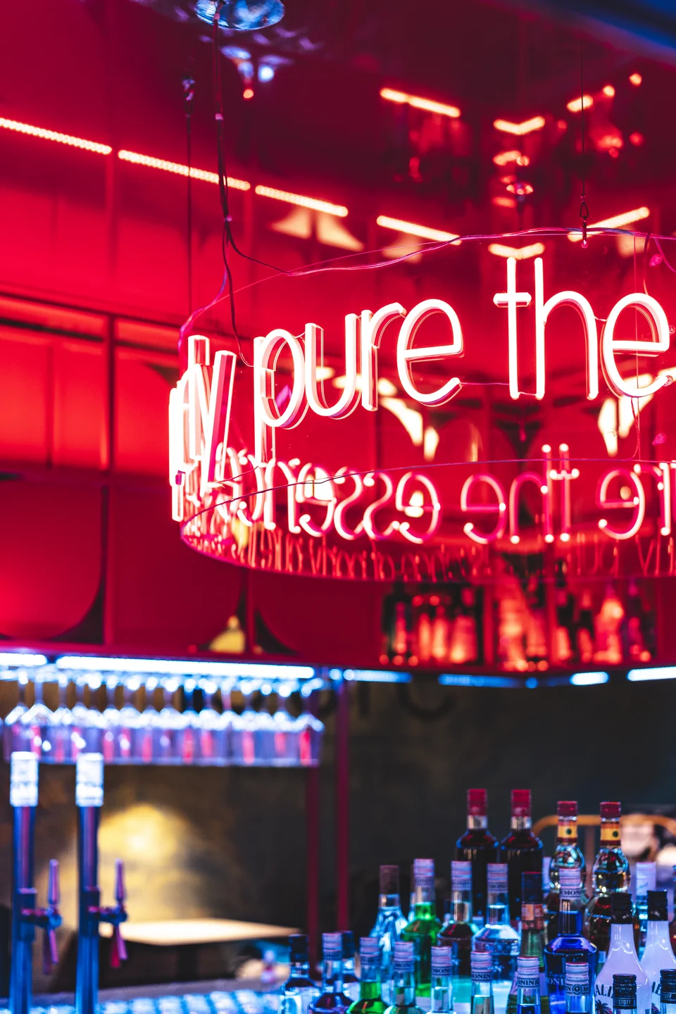 Kreisförmiger Neonschriftzug „pure the essence