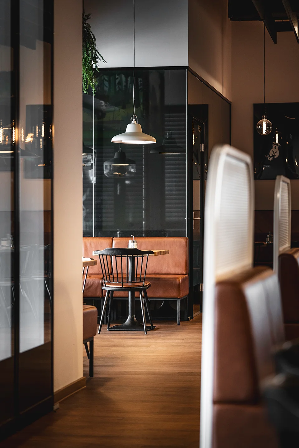 Detail einer Innenarchitektur im SB Restaurant mit Hängelampe und Dekoschirm sowie gemütlicher Sitznische