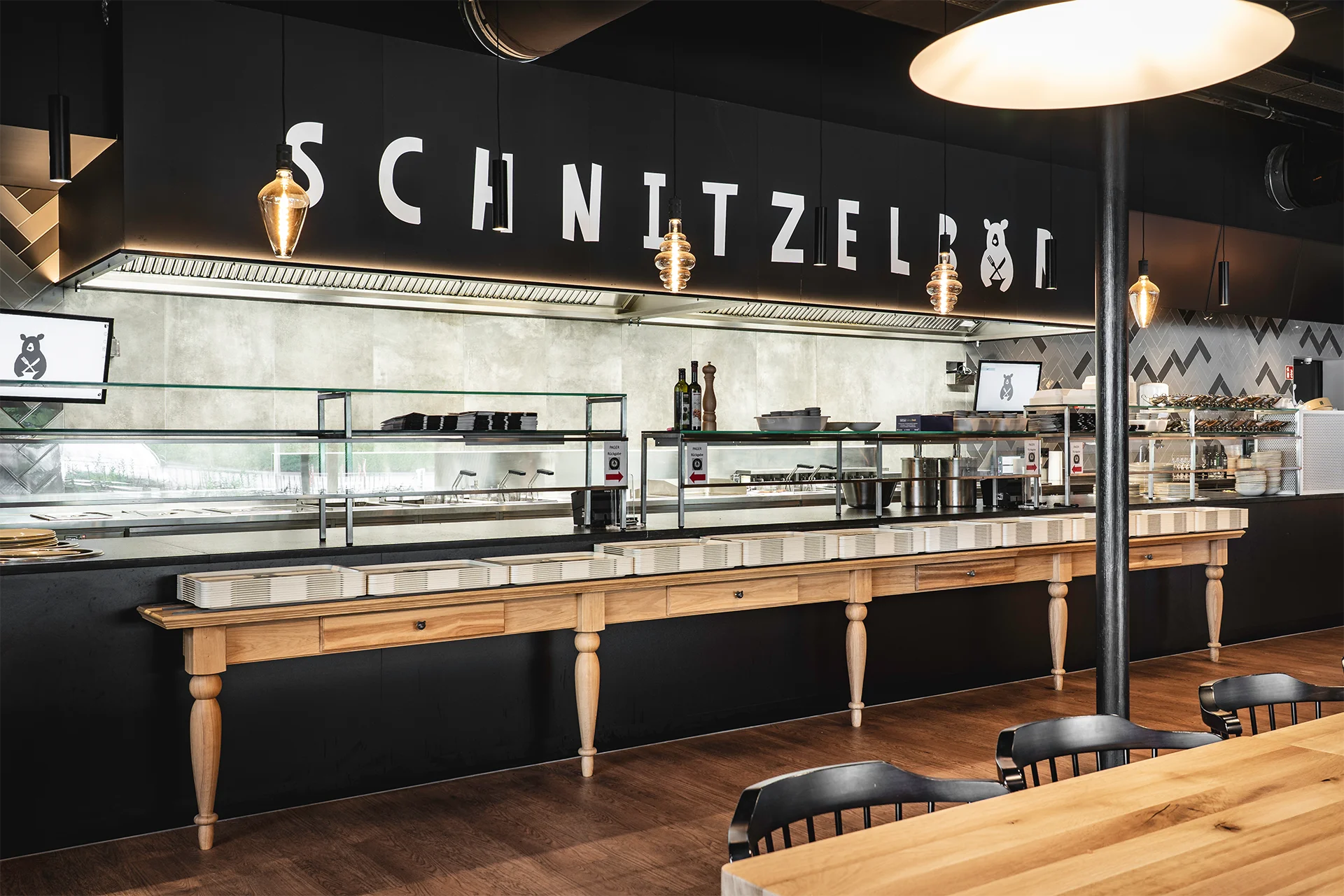 Selbstbedienungsbereich im SB Restaurant mit klarer Wegeführung und funktionalem Design für den Gastronomiebetrieb