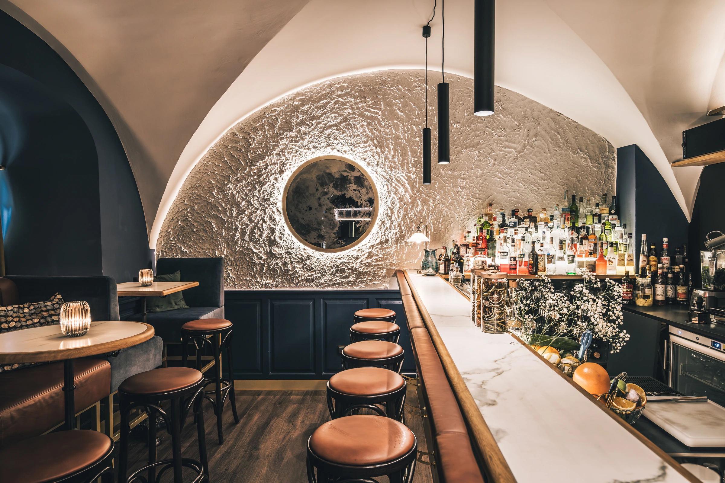 Bar „To The Moon