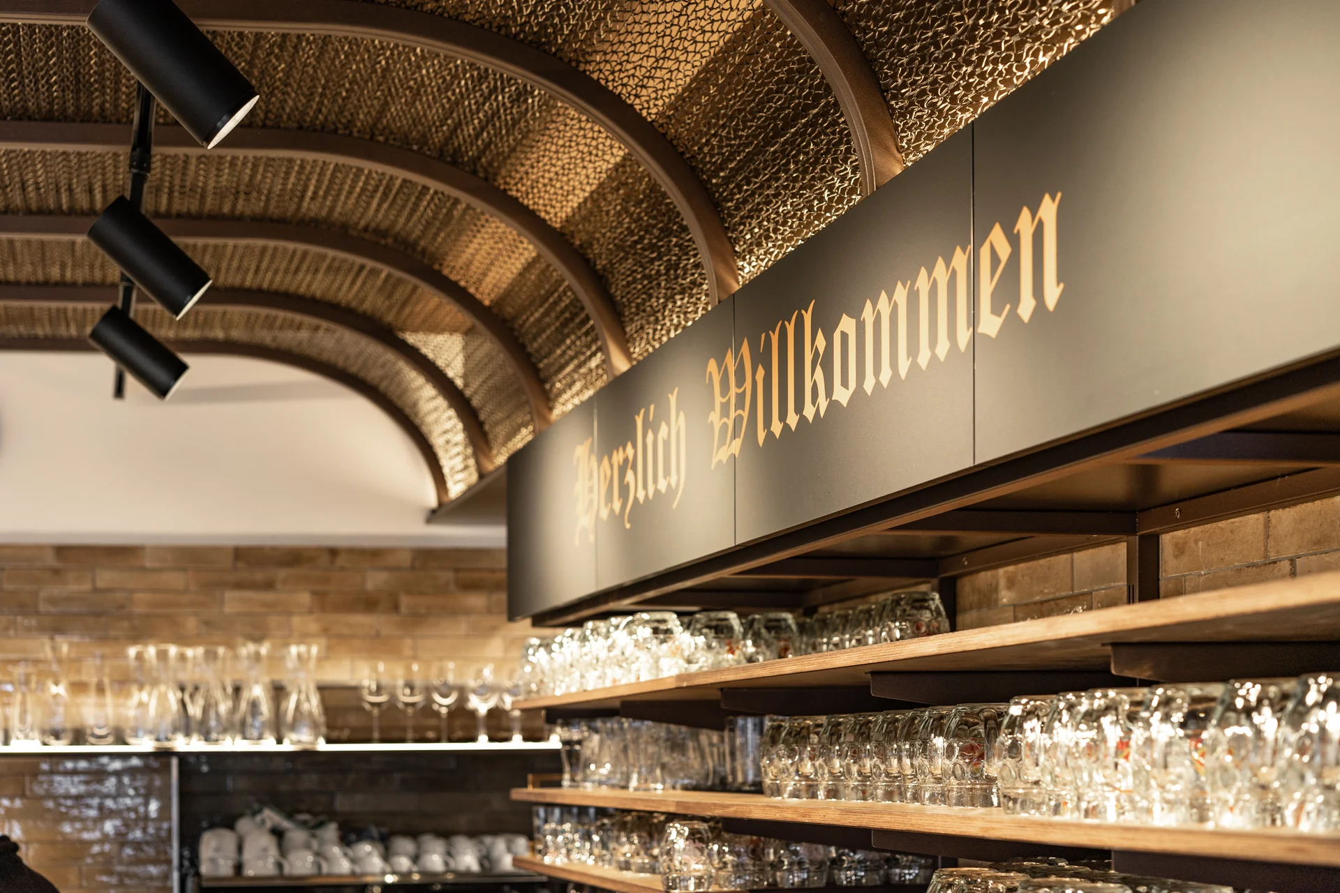 Detailaufnahme des goldenen „Herzlich Willkommen