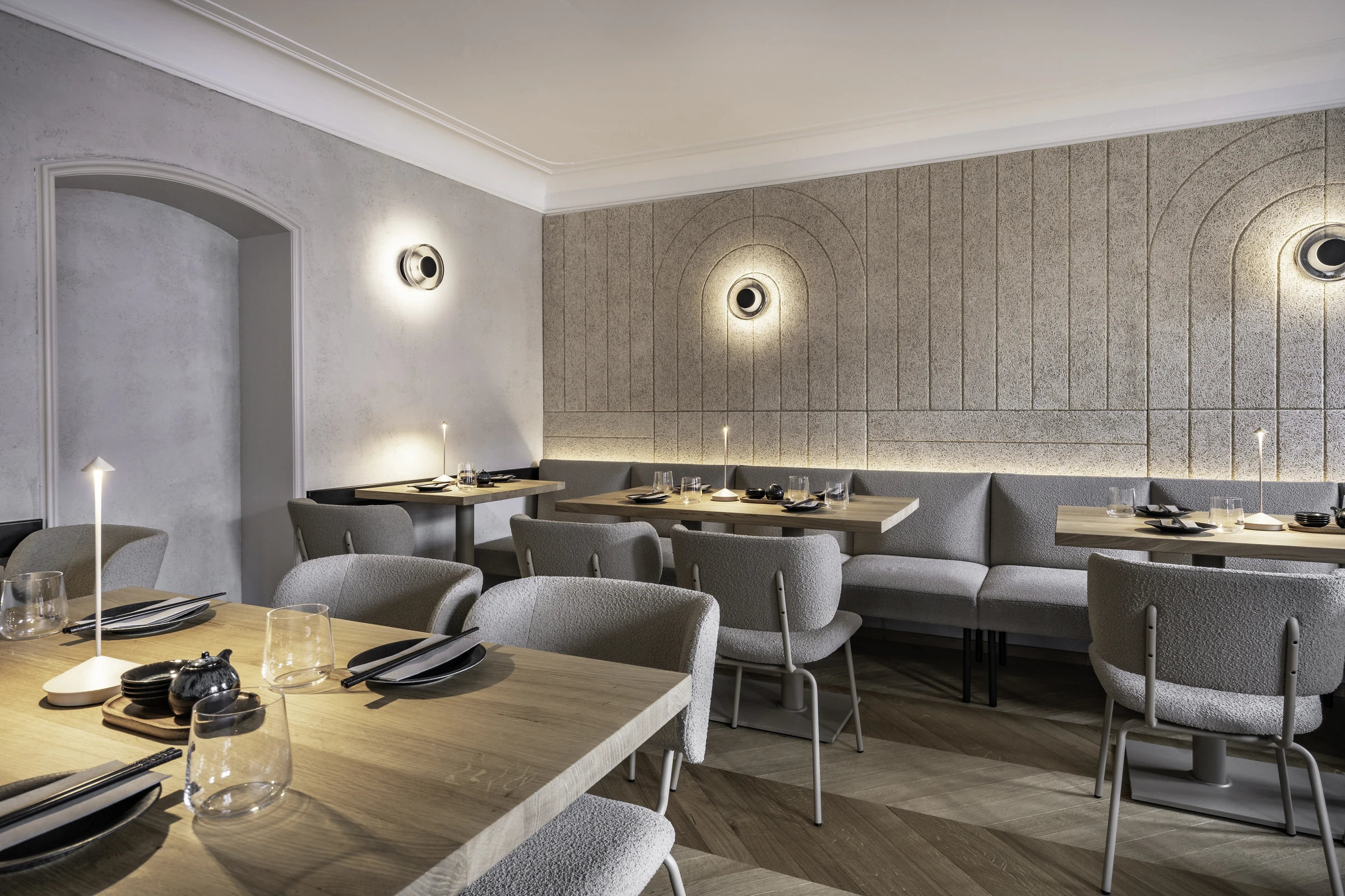 Tisch mit japanischem Gedeck im Vordergrund und Blick in den Gastraum des Sushi-Restaurants Hanako in Dornbirn.